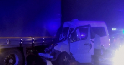 KIRKPINAR GÜREŞÇİLERİNİ TAŞIYAN MİNİBÜS TIRA ÇARPTI: 9 YARALI  