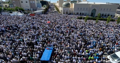 MENZİL GRUBUNUN LİDERİNİ SON YOLCULUĞUNA 250 BİN KİŞİ UĞURLADI  