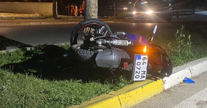 UŞAK'TA MOTOSİKLET KAZASI: 2 YARALI