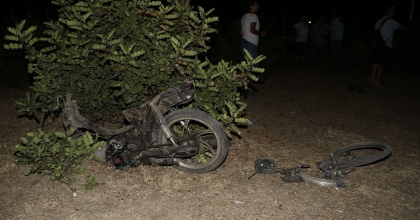 OTOMOBİLİN ÇARPTIĞI 15 YAŞINDAKİ MOTOSİKLET SÜRÜCÜSÜ HAYATINI KAYBETTİ