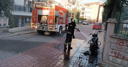 YANAN MOTOSİKLET HURDAYA DÖNDÜ  