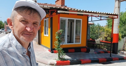 FANATİK TAKSİCİ, DURAĞINI TUTTUĞU TAKIMIN RENKLERİNE BOYADI  