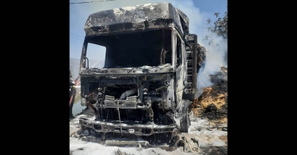  SAMAN YÜKLÜ TIR KÜLE DÖNDÜ