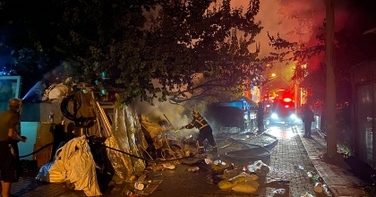 UŞAK’TA HURDA BULUNAN BAHÇEDE YANGIN  