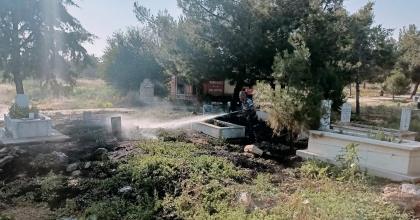 MEZARLIKTAKİ OT YANGINI İTFAİYENİN ZAMANINDA MÜDAHALESİYLE SÖNDÜRÜLDÜ