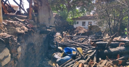 YEMEK PİŞİRMEK İÇİN YAKILAN ATEŞTE EV, TRAKTÖR VE BESİHANE YANDI