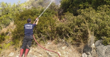 SÖKE'DEKİ YANGINDA İTFAİYE EKİPLERİ ALEVLERLE MÜCADELE ETTİ