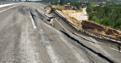 UŞAK’TA SEÇİMDEN ÖNCE AÇILAN YOL ÇÖKTÜ