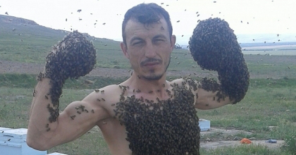 ARI ADAM GÖRENLERİ HAYRETE DÜŞÜRÜYOR