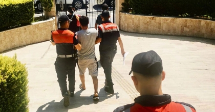 15 YIL HAPİS KARARI BULUNAN ŞÜPHELİ ORMANLIK ALANDA YAKALANDI