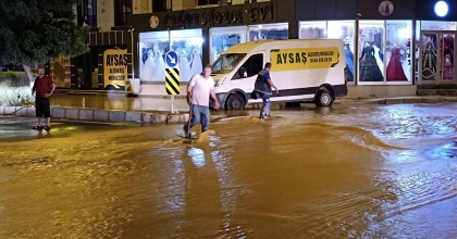 ANA BORU PATLADI, 2 MAHALLEYİ SU BASTI