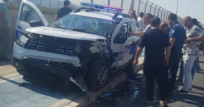 KONTROLDEN ÇIKAN ARAÇ POLİS ARACINA ÇARPTI