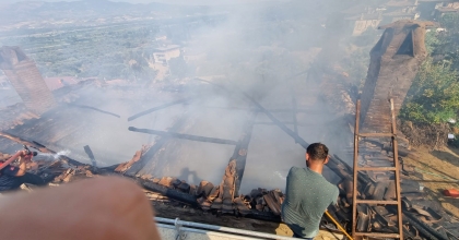 İKİ EV ALEVLERE TESLİM OLDU