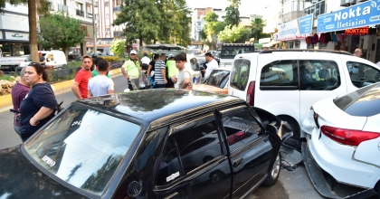 HAKİMİYETİNİ KAYBEDEN OTOMOBİL 5 ARACA ÇARPTI