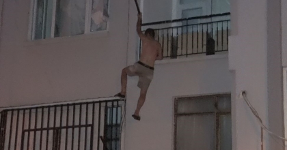 KENDİNİ EVE KİLİTLEYİP BIÇAKLA POLİSE DİRENDİ