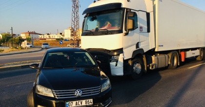 TIR İLE OTOMOBİLİN ÇARPIŞTIĞI KAZA UCUZ ATLATILDI