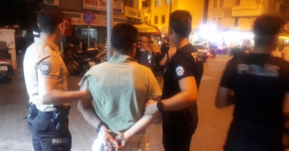 POLİSİN ÜSTÜNE MOTOR SÜRDÜ, YAKALANINCA TORBACI OLDUĞU ÖĞRENİLDİ