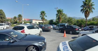 SINAVA YETİŞMEK İÇİN ARABALARINDAN İNİP YÜRÜDÜLER