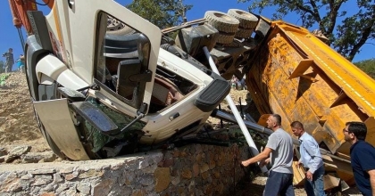 HAFRİYAT YÜKLÜ KAMYON DEVRİLDİ