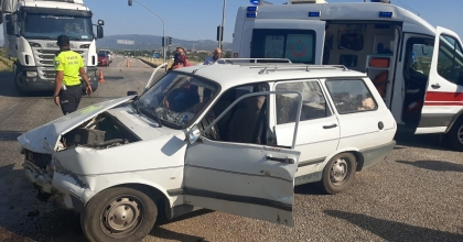 OTOMOBİLLER ÇARPIŞTI: 2 YARALI