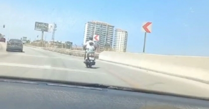 MİNİK KIZIN MOTOSİKLETLE TEHLİKELİ YOLCULUĞU