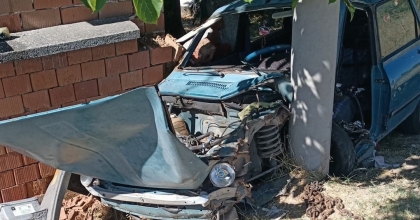 ÖNCE DUVARA SONRA DİREĞE ÇARPAN OTOMOBİLDE CAN VERDİ