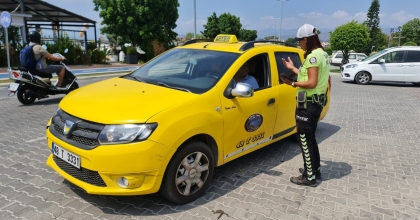 POLİSLER MÜŞTERİ KILIĞINDA TAKSİLERE BİNİP DENETLEDİ