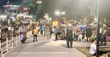 DEPREM SONRASI VATANDAŞLAR PARKLARA AKIN ETTİ