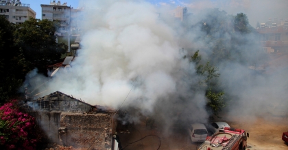 TARİHİ EV ALEV ALEV YANDI