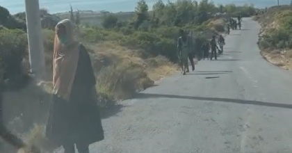 BOTLARI BATAN GÖÇMENLER YÜZEREK KURTULDU