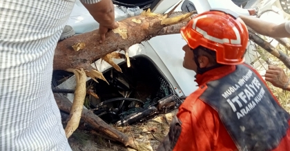 KAMYON 70 METRELİK UÇURUMA YUVARLANDI