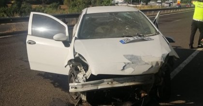 UŞAK’TA YOLDAN ÇIKAN OTOMOBİL BARİYERLERE VURDU: 2 ÖLÜ  