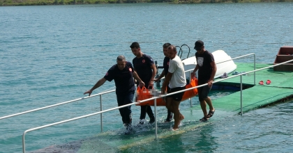 İNGİLİZ TURİST ÇEVREDEKİLERİN GÖZÜ ÖNÜNDE CAN VERDİ