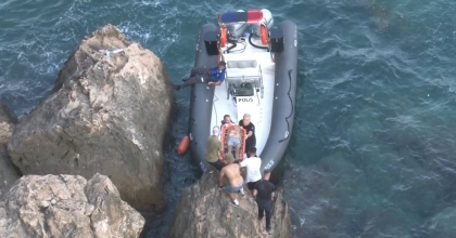 30 METRELİK FALEZLERİN ALTINDA HAREKETSİZ  YATARKEN KURTARILDI