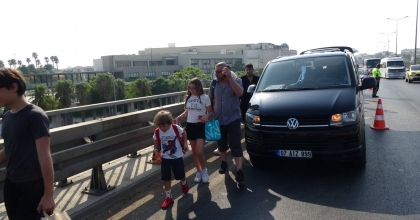 LASTİĞİ PATLAYAN MİNİBÜS KAZAYA NEDEN OLDU