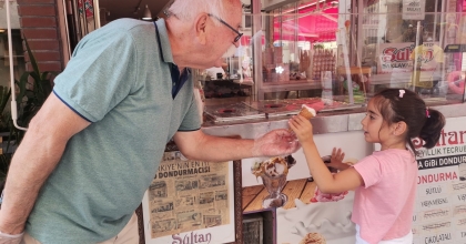 ÇOCUKLARA 40 YILDIR ÜCRETSİZ DONDURMA