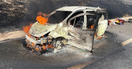 YOLDA YANAN ARAÇ ORMAN YANGININA SEBEP OLDU