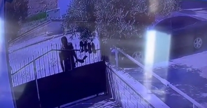 KAPIYA ASILAN AYAKKABILARI SANİYELER İÇİNDE ÇALDI