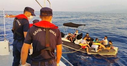 11 DÜZENSİZ GÖÇMEN KURTARILDI 