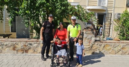 ÖZEL ÖĞRETİM ÖĞRENCİSİ YİĞİT'E TEKERLEKLİ SANDALYE HEDİYESİ