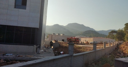 HASTANE İNŞAATINDAKİ YANGIN KORKUTTU