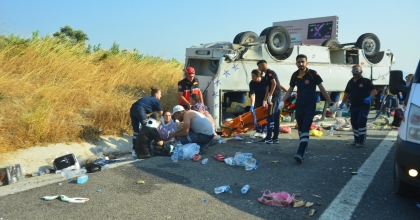 İŞÇİ SERVİSİYLE OTOMOBİL ÇARPIŞTI: 30 YARALI