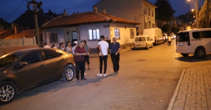 DAİREDE PATLAMA! MAHALLELİ SOKAĞA DÖKÜLDÜ