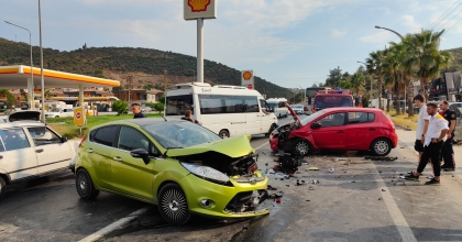 İKİ OTOMOBİL KAFA KAFAYA ÇARPIŞTI