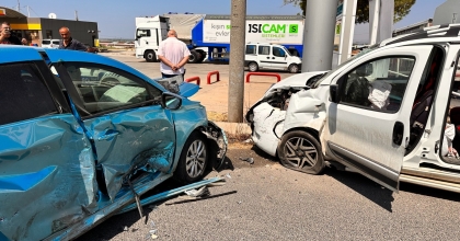 OTOMOBİL İLE HAFİF TİCARET ARAÇ ÇARPIŞTI: 7 YARALI