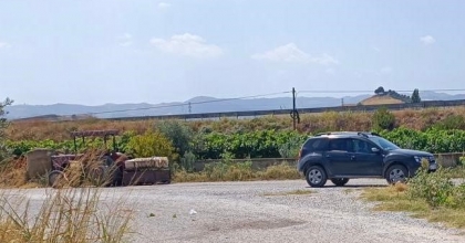 TRAKTÖRÜN SEPETİNDEN DÜŞEN KADIN YARALANDI