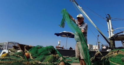 BALIKÇILAR AV YASAĞININ BİTECEĞİ GÜNÜ İPLE ÇEKİYOR