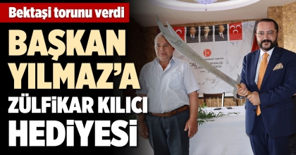 BAŞKAN YILMAZ’A ZÜLFİKAR KILICI HEDİYESİ