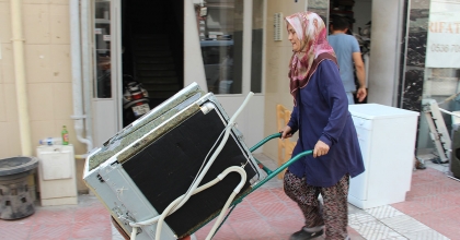 BEYAZ EŞYA TAMİRCİSİ KADIN 40 YILLIK USTALARA TAŞ ÇIKARIYOR