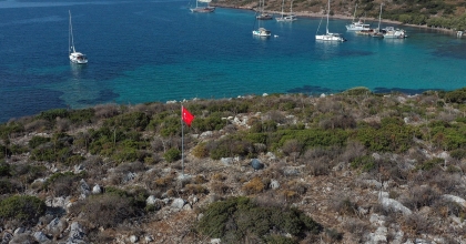 BODRUM'DA ADA VE KOYLAR TÜRK BAYRAĞI İLE DONATILDI 